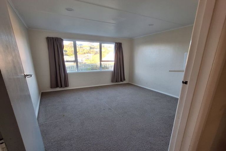 Photo of property in 18 Lyndfield Lane, Newlands, Wellington, 6037