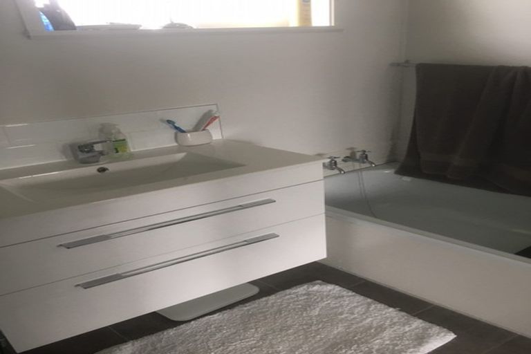 Photo of property in 2 Anne Road, Hillcrest, Auckland, 0627