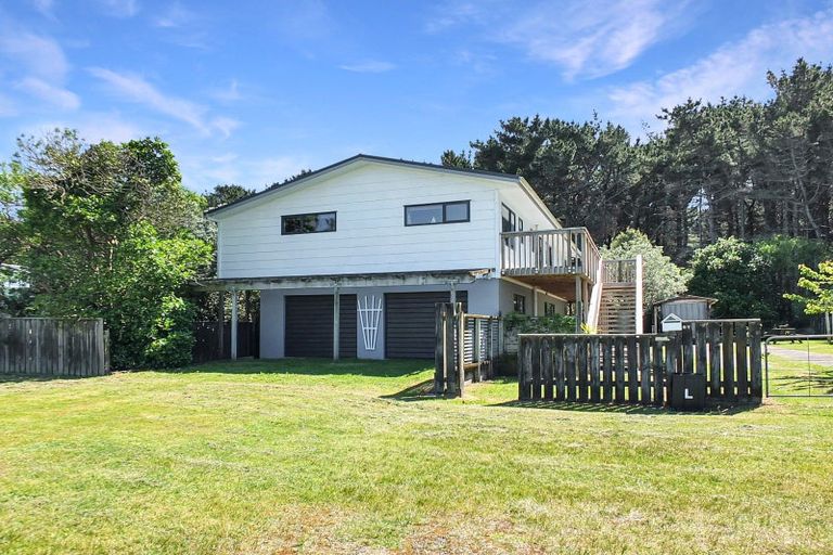Photo of property in 25 Cousins Avenue East, Foxton Beach, Foxton, 4815