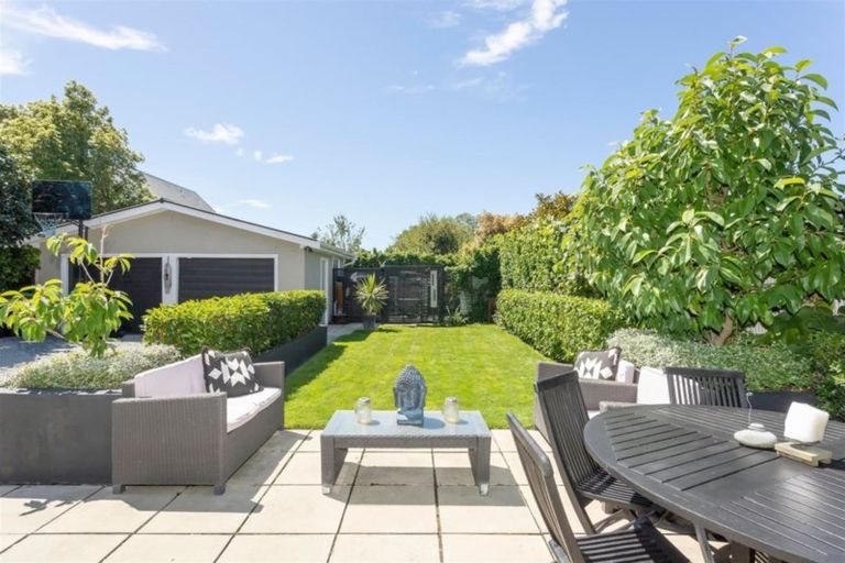 Photo of property in 100 Saint Andrews Square, Strowan, Christchurch, 8052