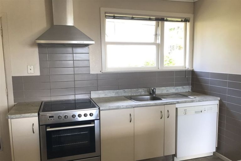 Photo of property in 10 Havelle Avenue, Titirangi, Auckland, 0604