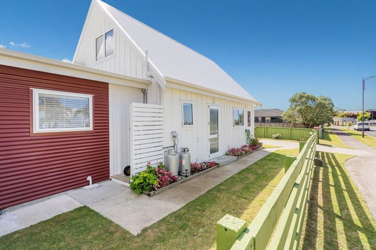 Photo of property in 24 Wells Place, Whitianga, 3510