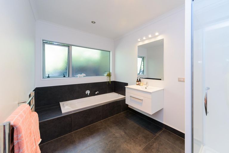 Photo of property in 6 D'urville Place, Kelvin Grove, Palmerston North, 4414