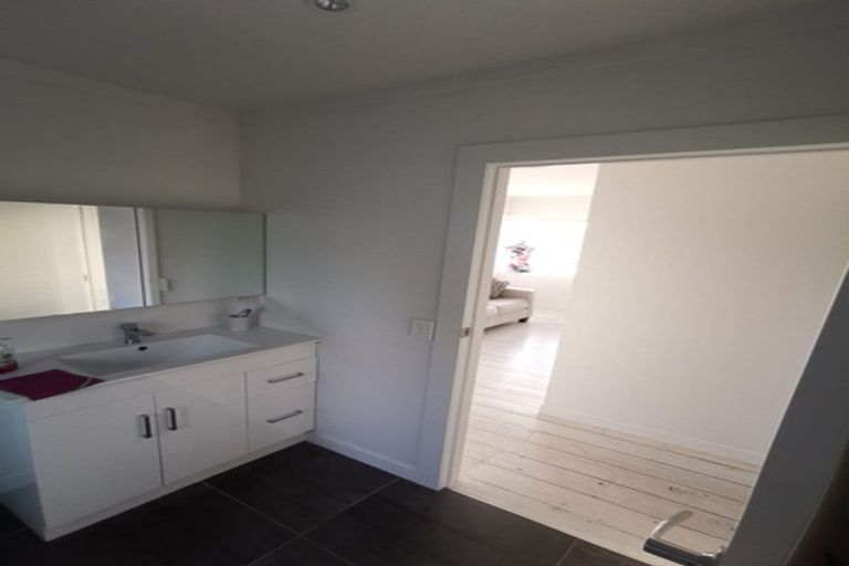 Photo of property in 12 Tindalls Bay Road, Tindalls Beach, Whangaparaoa, 0930