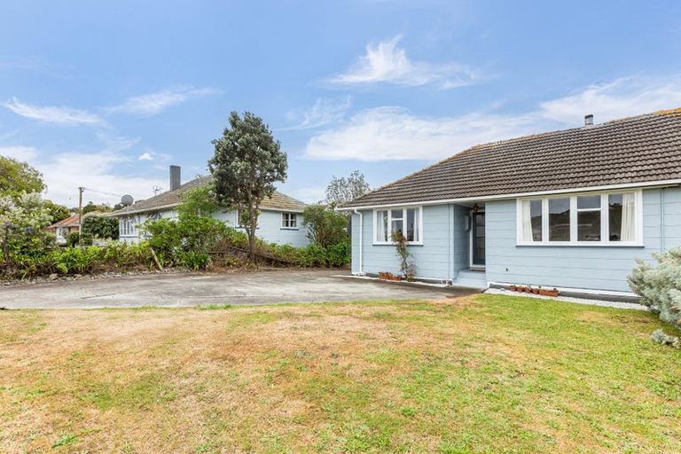 Photo of property in 15 Kapiti Crescent, Titahi Bay, Porirua, 5022