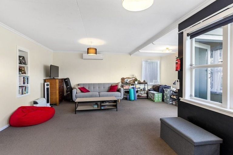 Photo of property in 3 Thames Street, Island Bay, Wellington, 6023