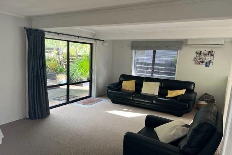 Photo of property in 1/28 Sandown Road, Rothesay Bay, Auckland, 0630