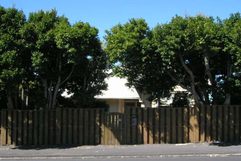Photo of property in 1/64 Onewa Road, Northcote Point, Auckland, 0627