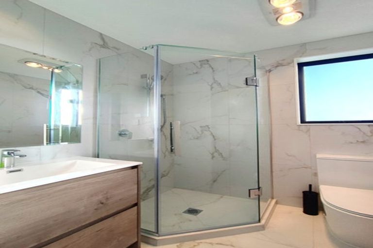 Photo of property in 1/25 Abbotleigh Avenue, Te Atatu Peninsula, Auckland, 0610