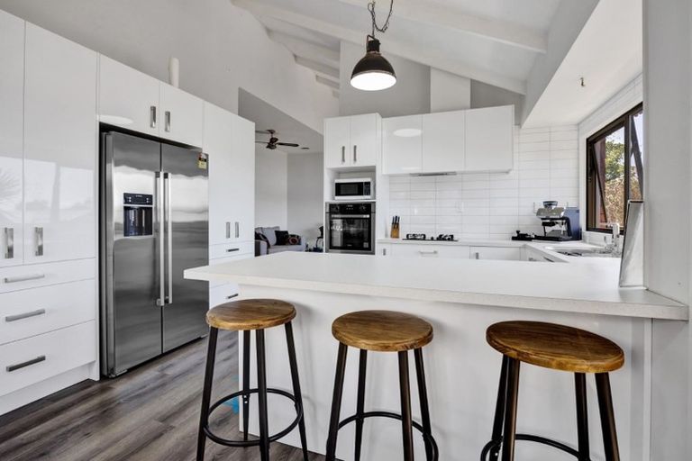 Photo of property in 76 Heta Road, Highlands Park, New Plymouth, 4312