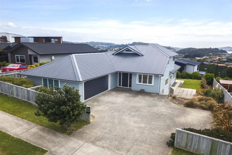 Photo of property in 135 Endeavour Drive, Whitby, Porirua, 5024