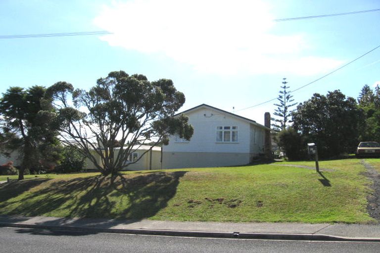 Photo of property in 50 Woodlands Crescent, Browns Bay, Auckland, 0630