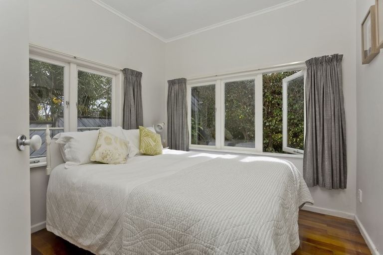 Photo of property in 1/160 East Coast Road, Forrest Hill, Auckland, 0620