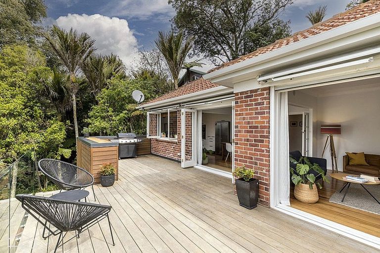 Photo of property in 46 Otitori Bay Road, Titirangi, Auckland, 0604