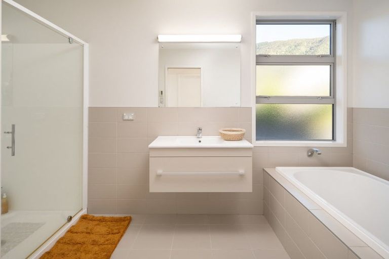 Photo of property in 33 Harbour View Heights, Picton, 7220