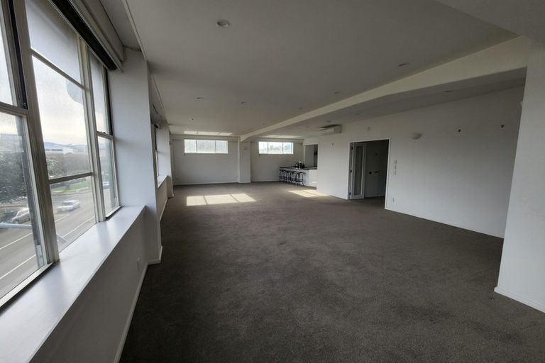 Photo of property in Grandstand Apartments, 37/80 Kent Terrace, Mount Victoria, Wellington, 6011