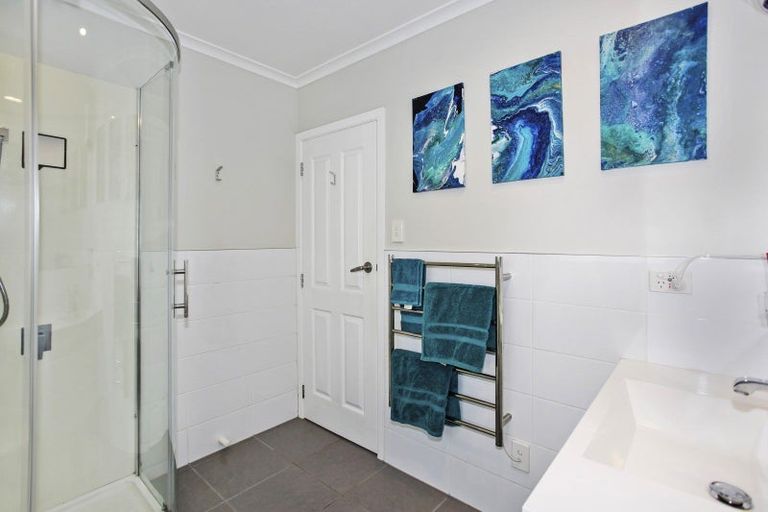 Photo of property in 13 Hanover Place, Pahurehure, Papakura, 2113