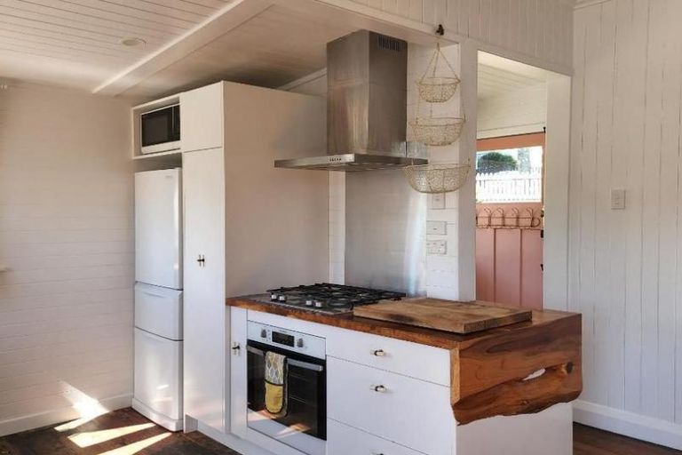 Photo of property in 20 Mcfarlane Street, Oakura, 4314