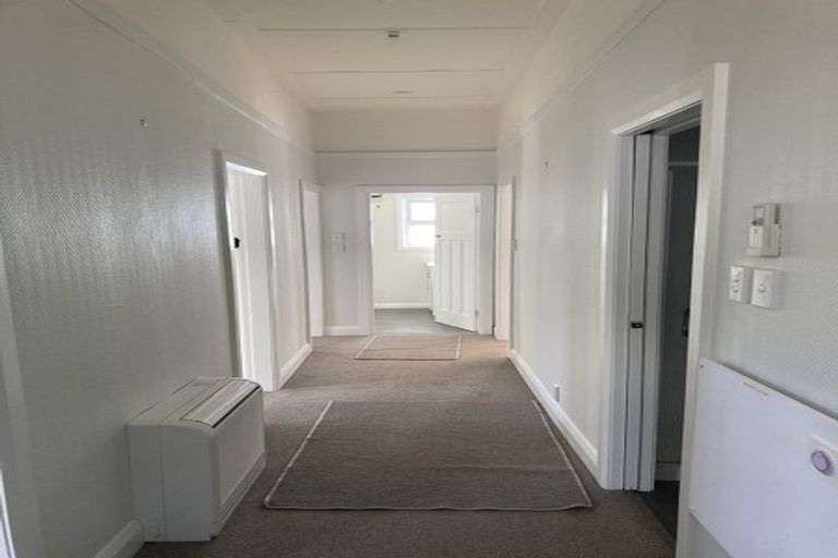 Photo of property in 17 Queens Drive, Kilbirnie, Wellington, 6022