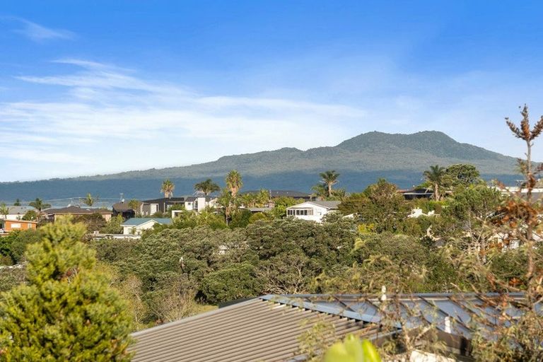 Photo of property in 13 Centennial Place, Campbells Bay, Auckland, 0630