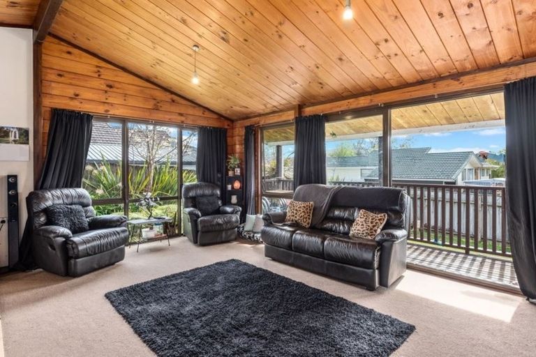 Photo of property in 54 Aniseed Grove, Timberlea, Upper Hutt, 5018