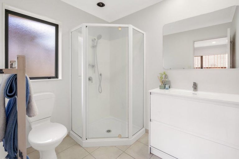 Photo of property in 8 Gilford Place, East Tamaki Heights, Auckland, 2016