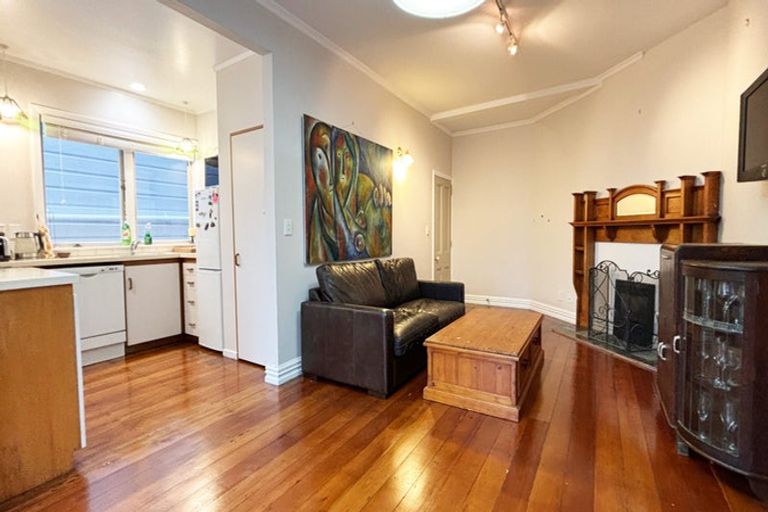 Photo of property in 92 Austin Street, Mount Victoria, Wellington, 6011