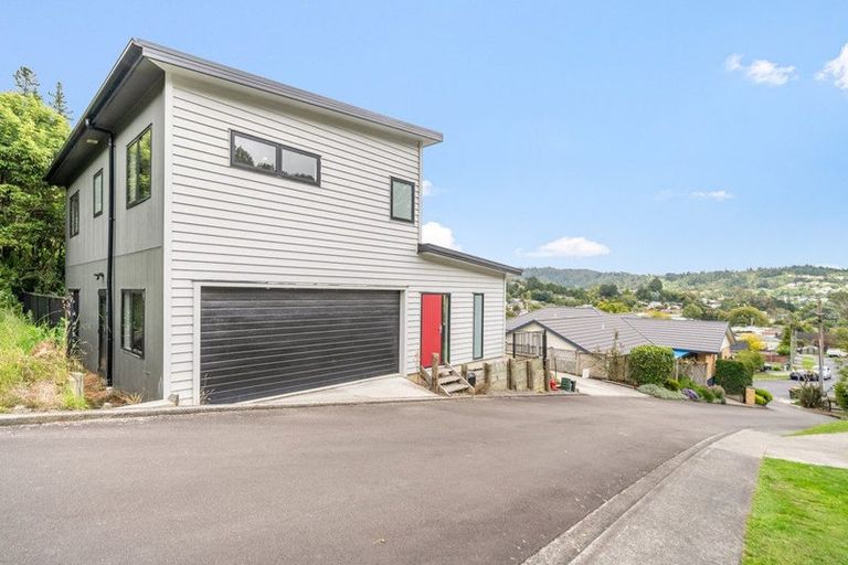 Photo of property in 9 Lowry Heights, Stokes Valley, Lower Hutt, 5019
