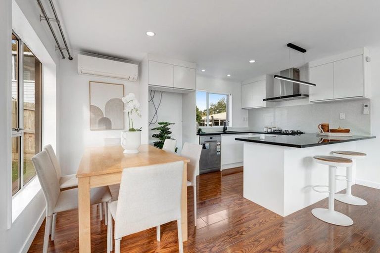 Photo of property in 1/4 Clare Place, Glenfield, Auckland, 0629