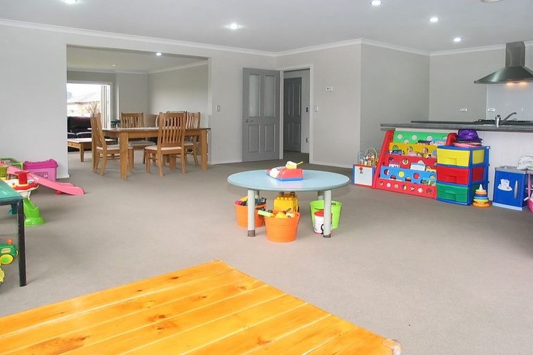 Photo of property in 60 Te Puia Drive, Aotea, Porirua, 5024