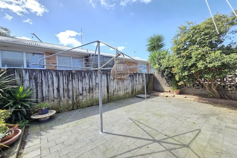 Photo of property in 2/28 West Coast Road, Glen Eden, Auckland, 0602