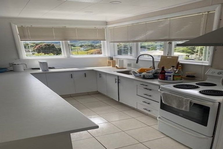 Photo of property in 5 Wakefield Terrace, Tawa, Wellington, 5028