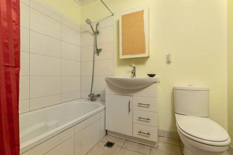 Photo of property in 17 Divich Avenue, Te Atatu South, Auckland, 0610