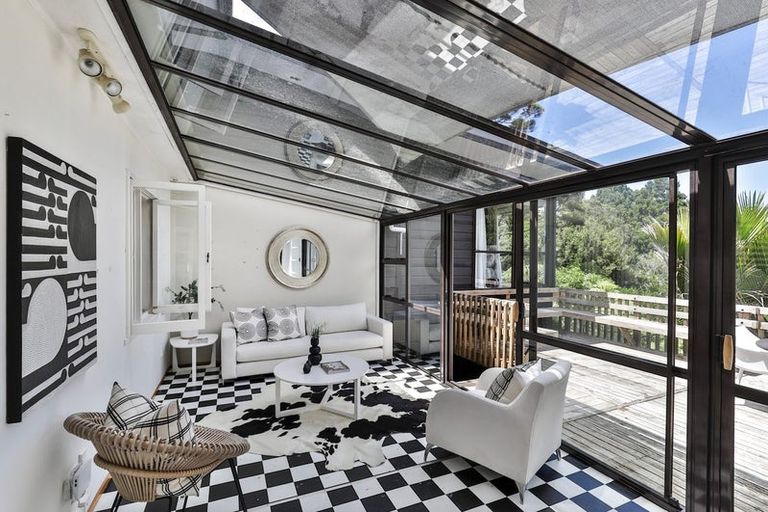 Photo of property in 37 York Road, Titirangi, Auckland, 0604