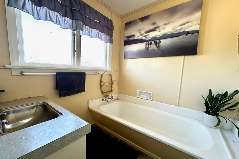 Photo of property in 16 Barnego Road, Balclutha, 9230