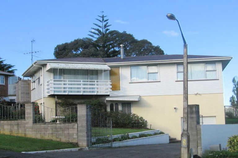 Photo of property in 22 Crompton Road, Massey, Auckland, 0614