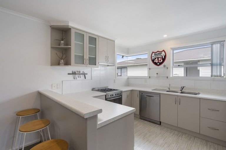 Photo of property in 16 Karaka Street, Merrilands, New Plymouth, 4312