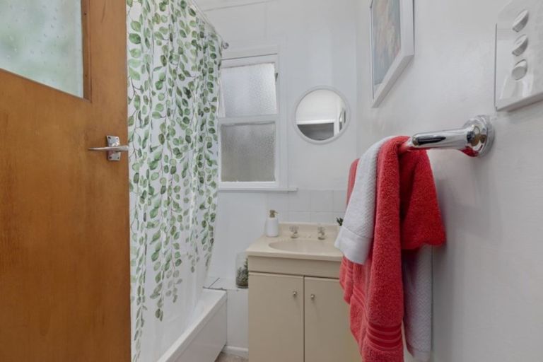 Photo of property in 25 Bird Grove, Stokes Valley, Lower Hutt, 5019