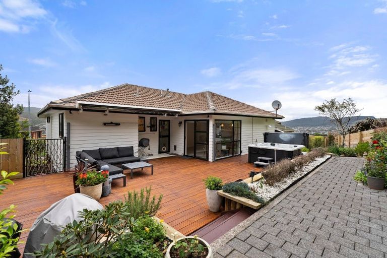 Photo of property in 16 Ordley Grove, Tawa, Wellington, 5028