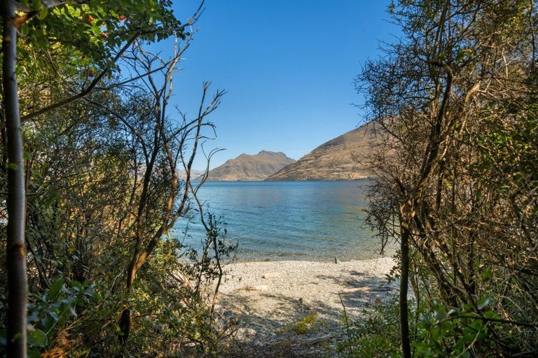 Photo of property in 66 Cedar Drive, Kelvin Heights, Queenstown, 9300
