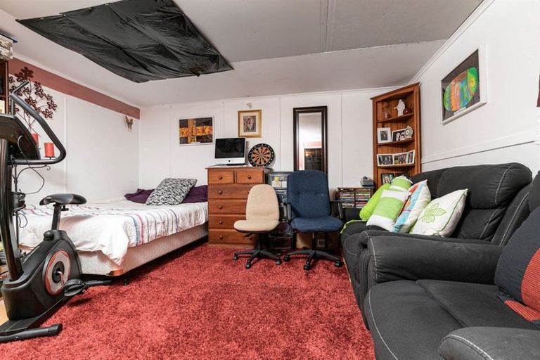 Photo of property in 17 Divich Avenue, Te Atatu South, Auckland, 0610