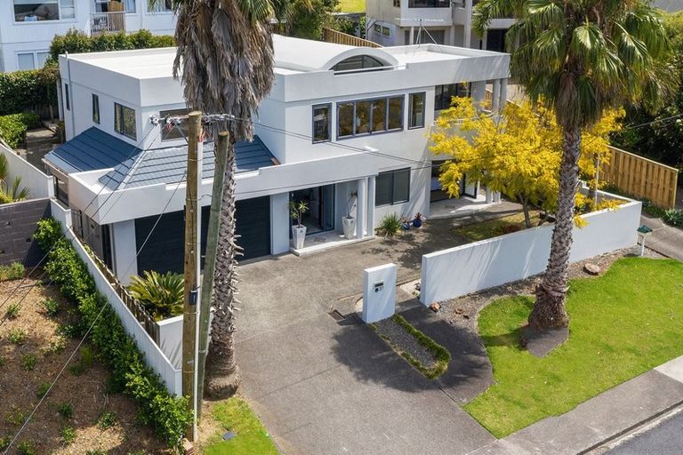 Photo of property in 37a Parr Terrace, Castor Bay, Auckland, 0620