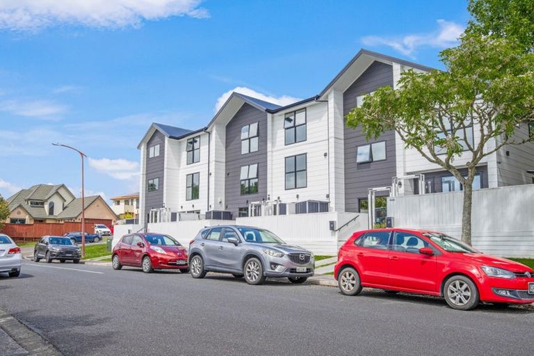 Photo of property in 3/2 Jadewynn Drive, Massey, Auckland, 0614