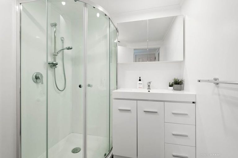 Photo of property in 11 Middlesex Place, Northland, Wellington, 6012