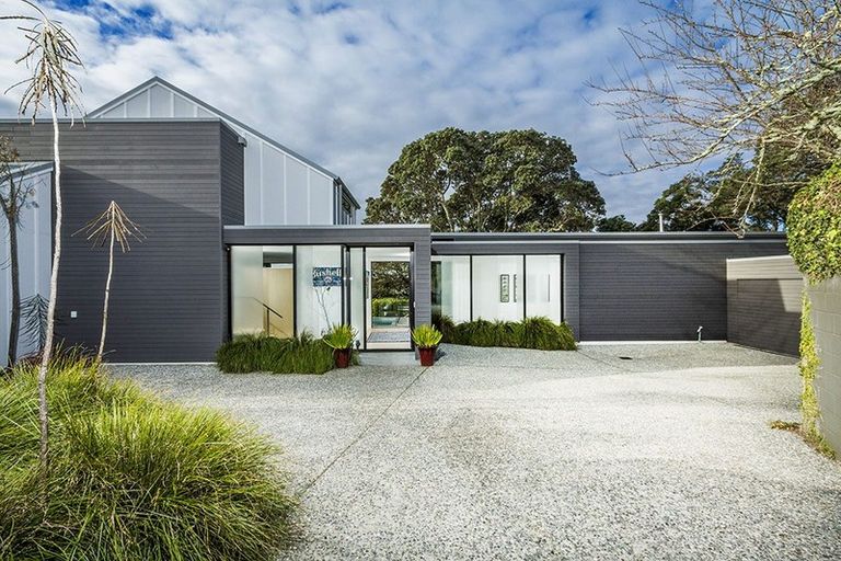 Photo of property in 10a First Avenue, Stanley Point, Auckland, 0624