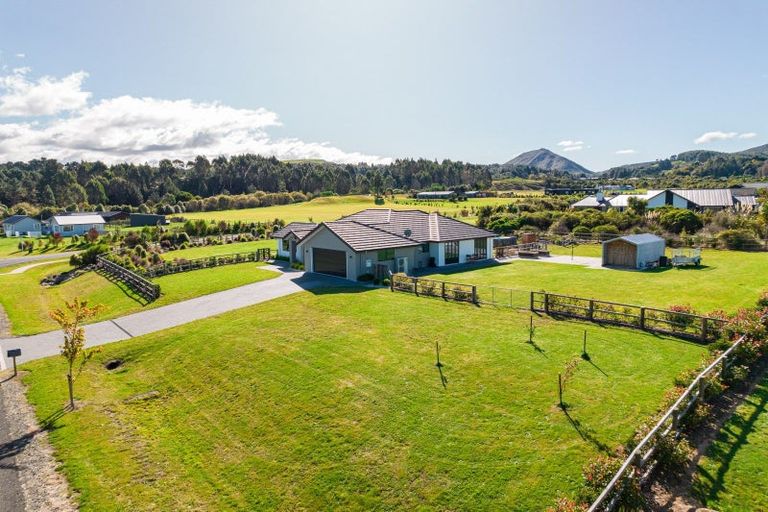 Photo of property in 1 Ribbonwood Lane, Kinloch, Taupo, 3377