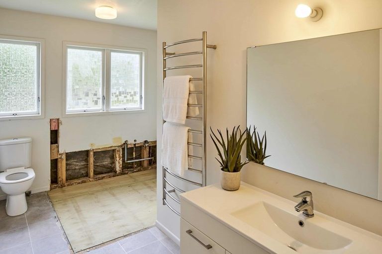 Photo of property in 46 Grays Road, Plimmerton, Porirua, 5026