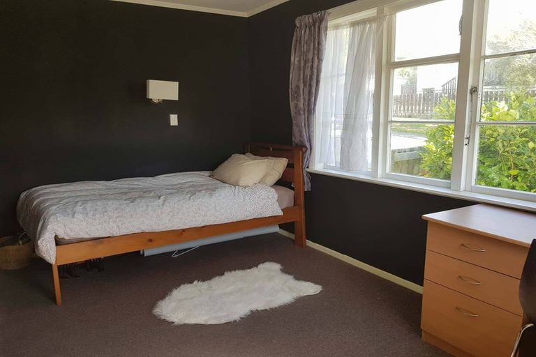 Photo of property in 15 Lyndfield Lane, Newlands, Wellington, 6037