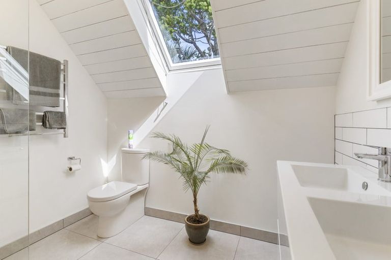 Photo of property in 132 Churchill Road, Rothesay Bay, Auckland, 0630