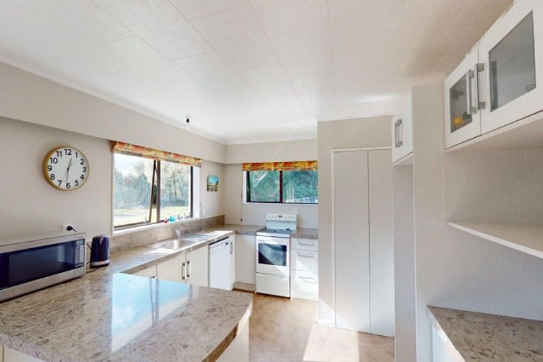 Photo of property in 292 Heatherlea Road East, Levin, 5571